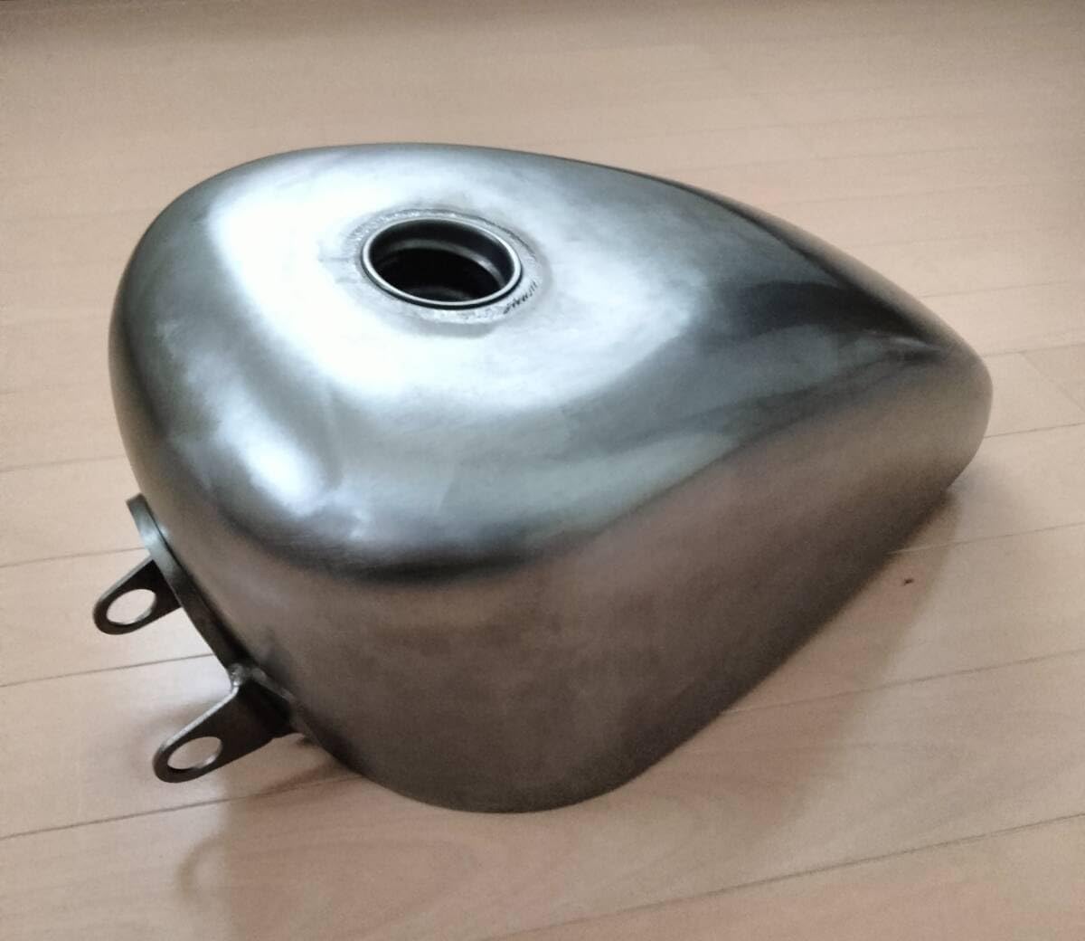 【スポーツタンク】美品　ハーレー　エボ　ショベル　2.25ガロン　キャブ スポーツスター レプリカ タンク 2.25 ガロン スクリュー キャップ
